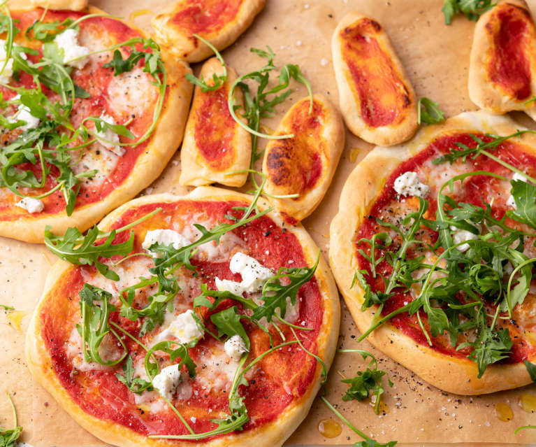 Pizza de Pâques avec salade de roquette et minimozzarella