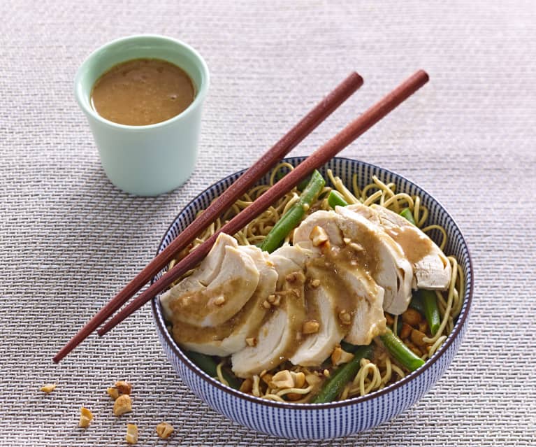 Bol ramen de légumes et sauce teriyaki aux arachides