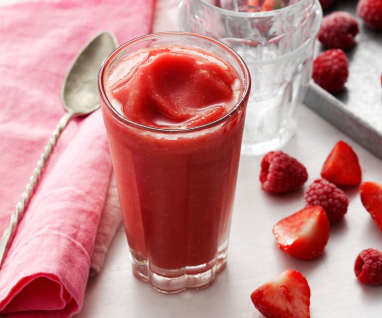 Smoothie de frutos rojos, sandía y albahaca