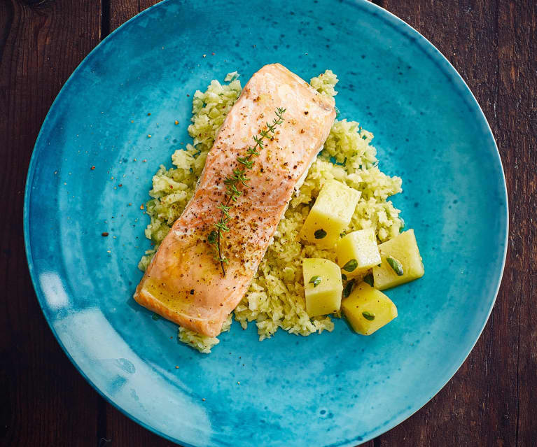 Salmone con cavolo cappuccio saporito e contorno di patate