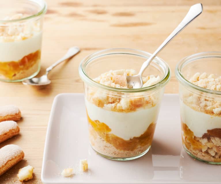 Trifle de alperce, iogurte de baunilha e palitos la reine