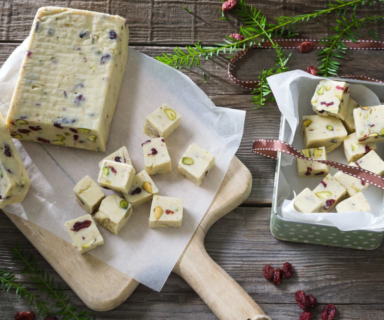 Fudge blanco con pistachos y arándanos