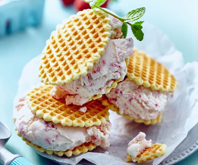 Milchreis-Eis mit Mandellikör und Erdbeeren