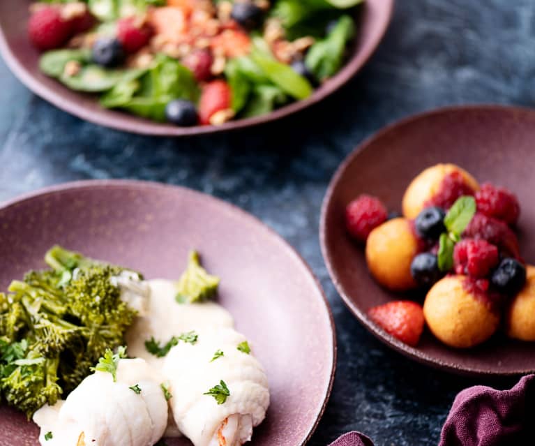 Salada de espinafres, rolinhos de linguado, molho de manteiga cítrica, bolinhas de queijo e compota de frutos vermelhos