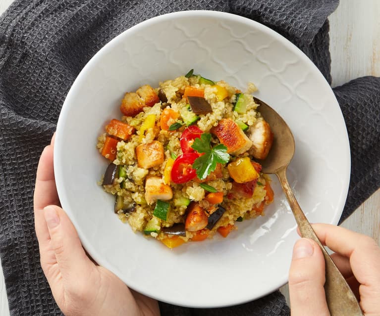 Insalata di pollo, quinoa e verdure al vapore