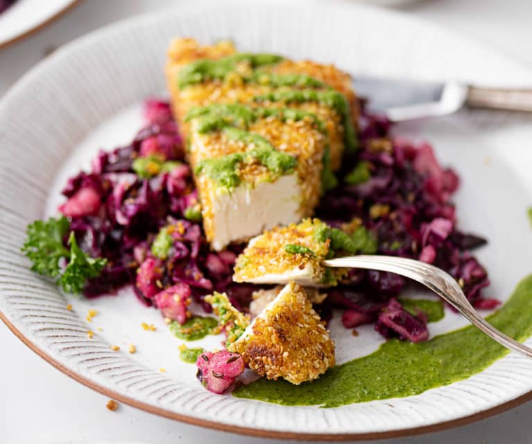 Salada de couve roxa e maçã com queijo feta crocante e pesto de ervas