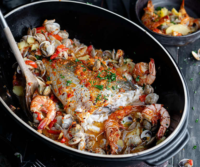 Cocotte de dorade, palourdes et crevettes au four