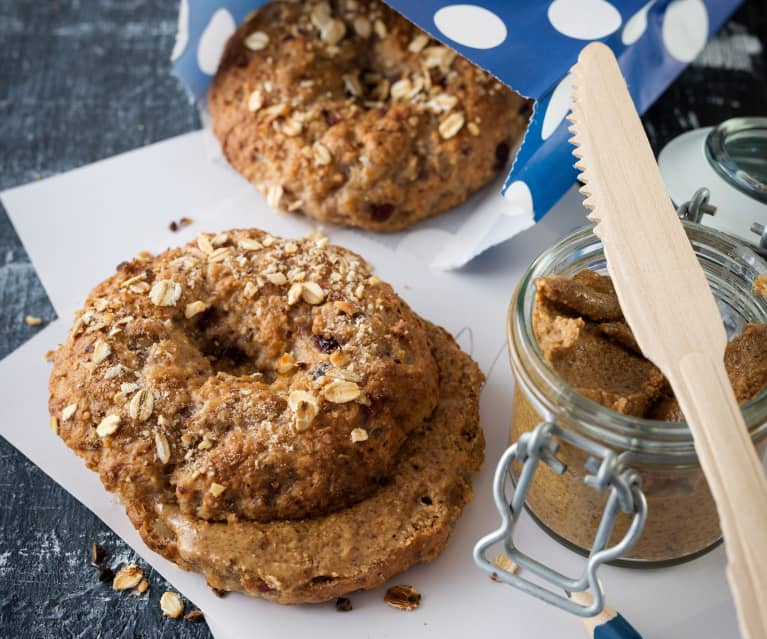 Müslibagel mit Mandelbutter