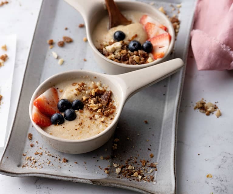 Porridge con bevanda a base di soia e frutta fresca con