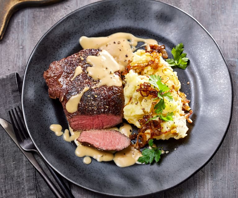 Rindshuftsteaks mit Schmorzwiebel-Stampf und Sherry-Sauce