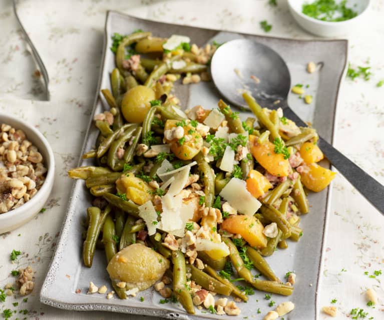 Salada de bacon e feijão-verde com frutos secos e parmesão