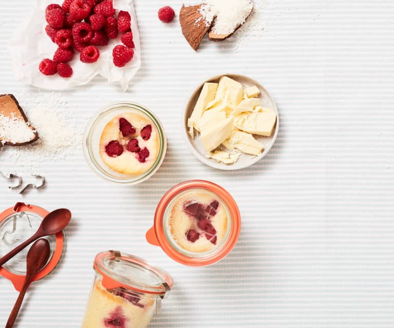 Kokoskuchen mit Himbeeren im Glas