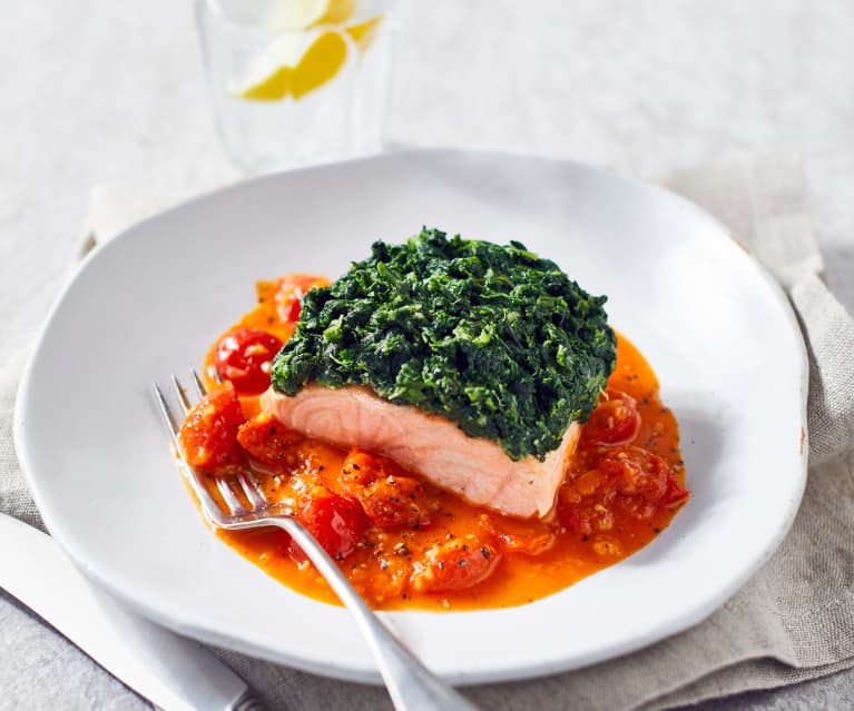 Lachs mit Spinathaube auf Tomatensugo