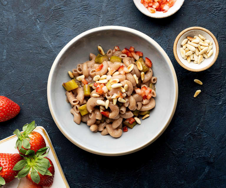 Pasta cremosa integral con espárragos y fresas