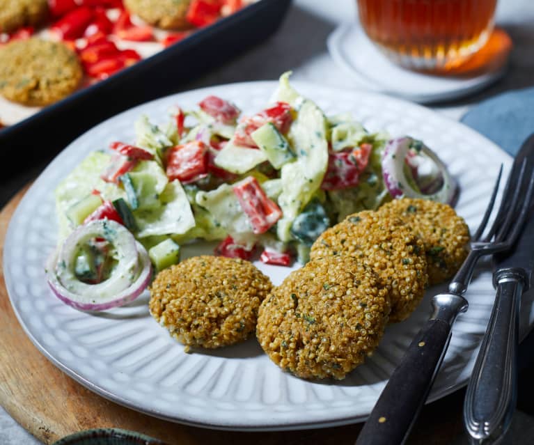 Quinoa-Köfte mit Salat