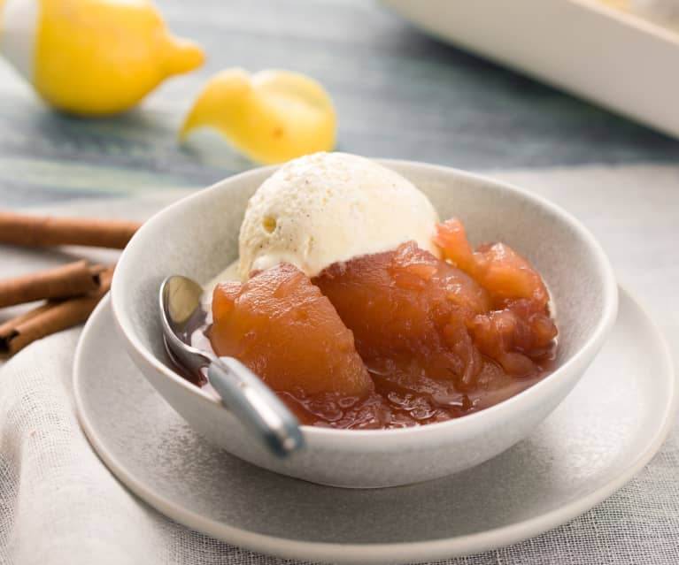 Manzanas al oporto con helado de vainilla