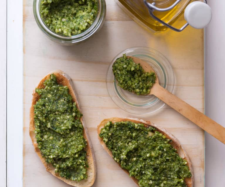 Grov basilikums pesto