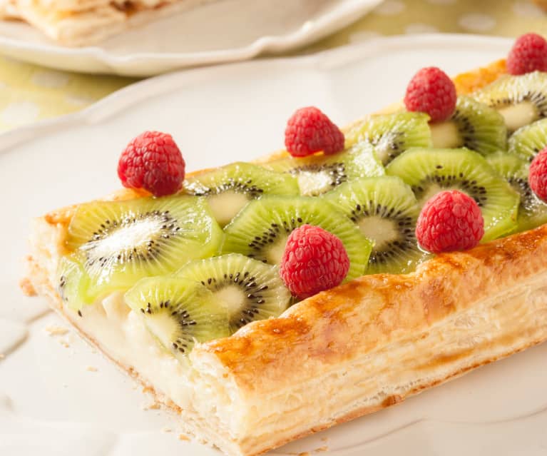 Tarta de kiwi, frambuesa y mascarpone con base de almendras