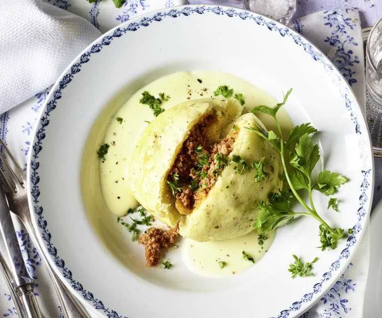 Hefe-Hackfleisch-Knödel mit Käsesauce