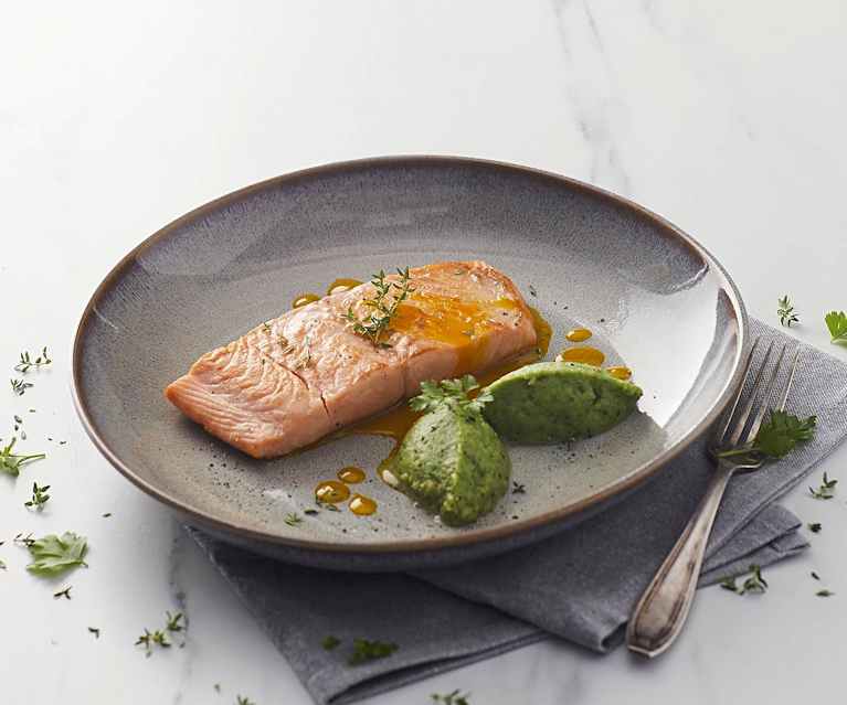 Salmone al forno con crema di broccolo e salsa all'arancia