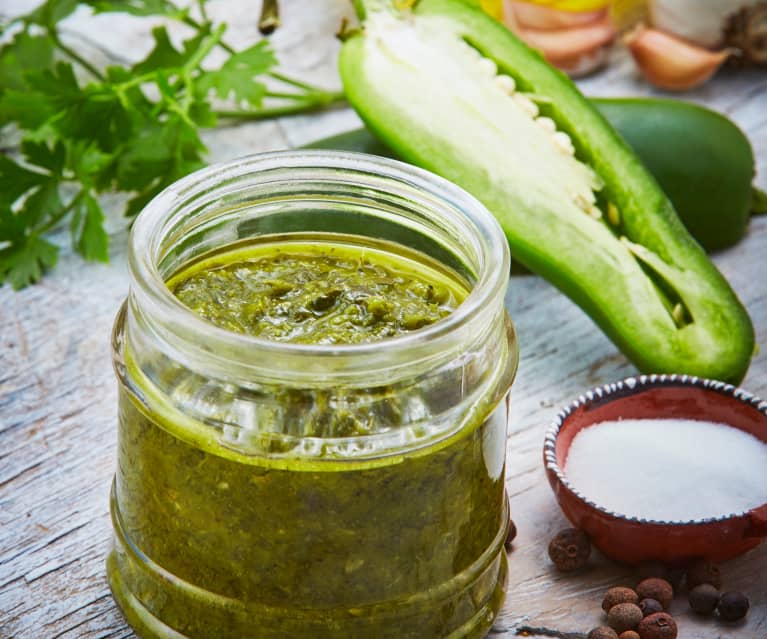 Chimichurri de jalapeño y albahaca