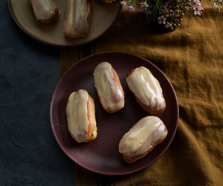 Éclaires com creme de caramelo e cobertura de café