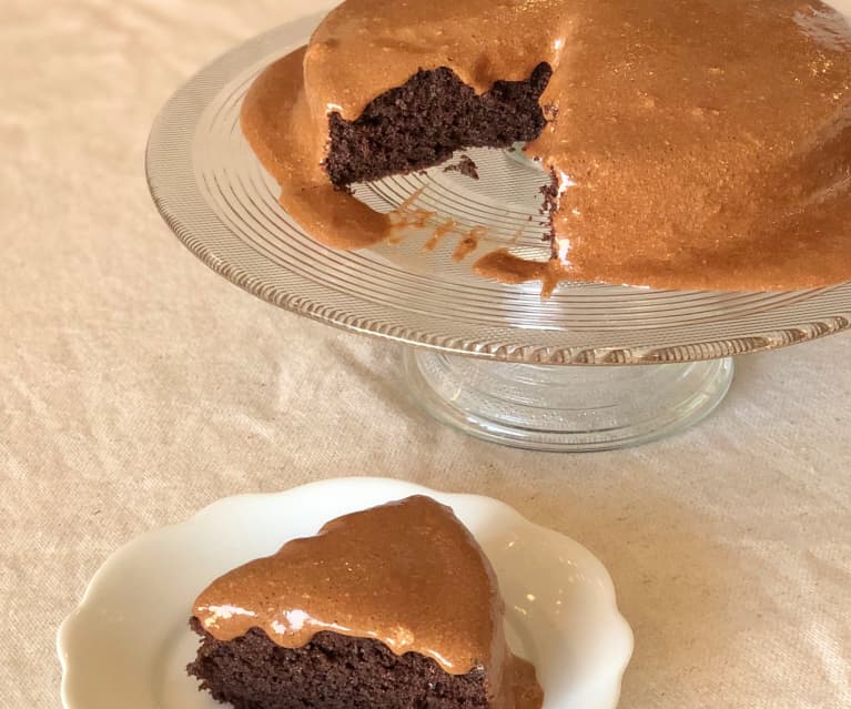 Bolo de chocolate com cobertura de mousse de chocolate 