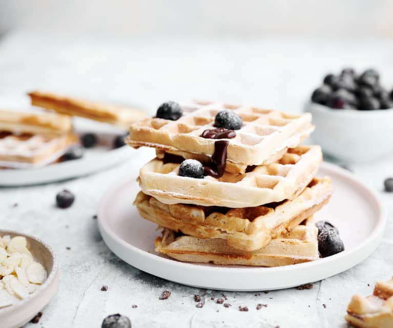 Waffles vegan com molho de chocolate