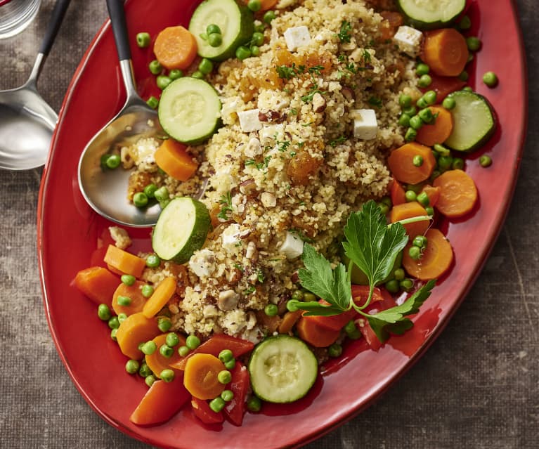 Cuscús con albaricoques, avellanas y queso feta con verduras