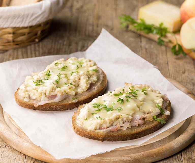 Crostini di pane di segale con mele e Montasio