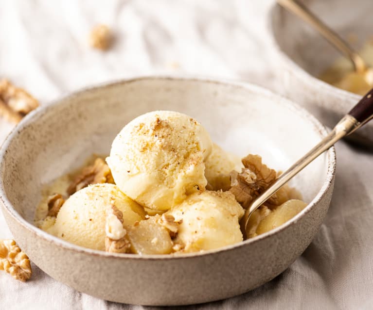 Gorgonzola-Eis mit gedünsteten Birnen und gerösteten Walnüssen