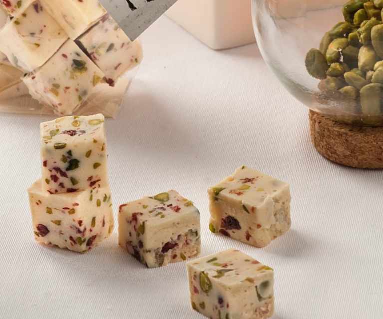 Fudge blanco con pistachos y arándanos Fudge blanco con pistachos y arándanos
