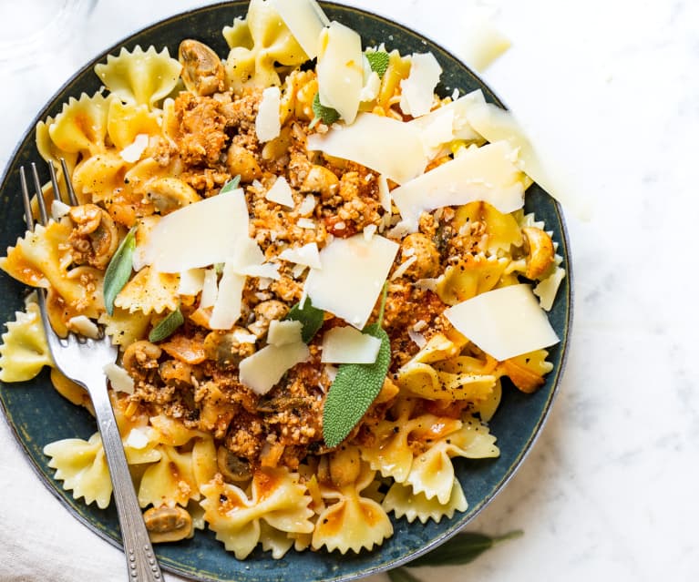 Farfalle au porc, aux champignons et à la sauge