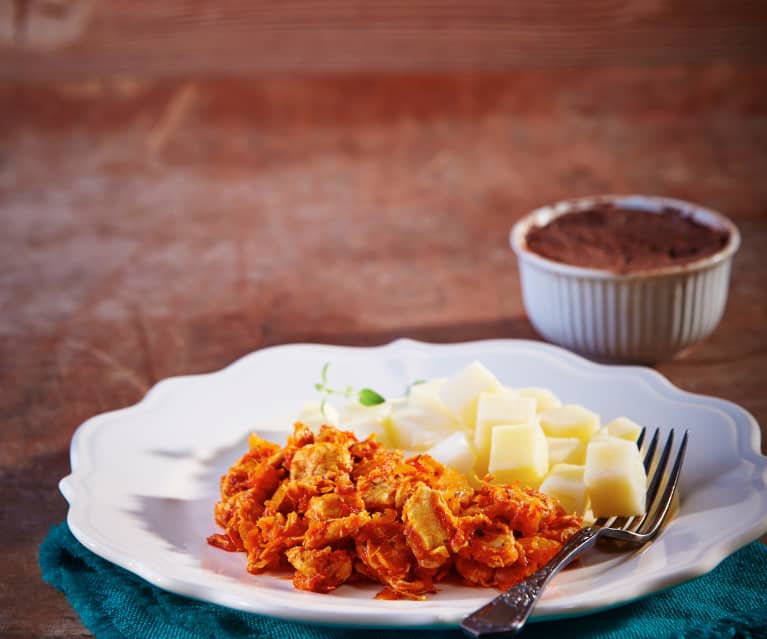 Pollo en jitomate con papas y budín de chocolate