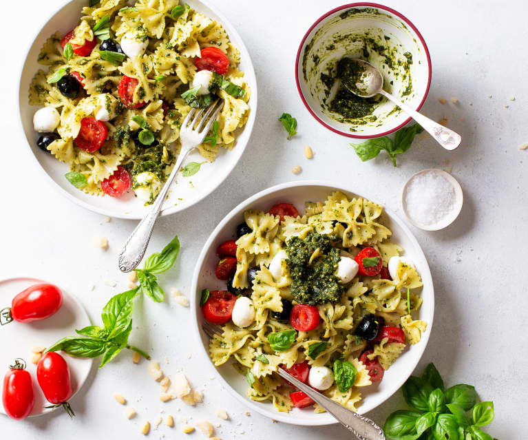 Ensalada italiana de pasta con pesto