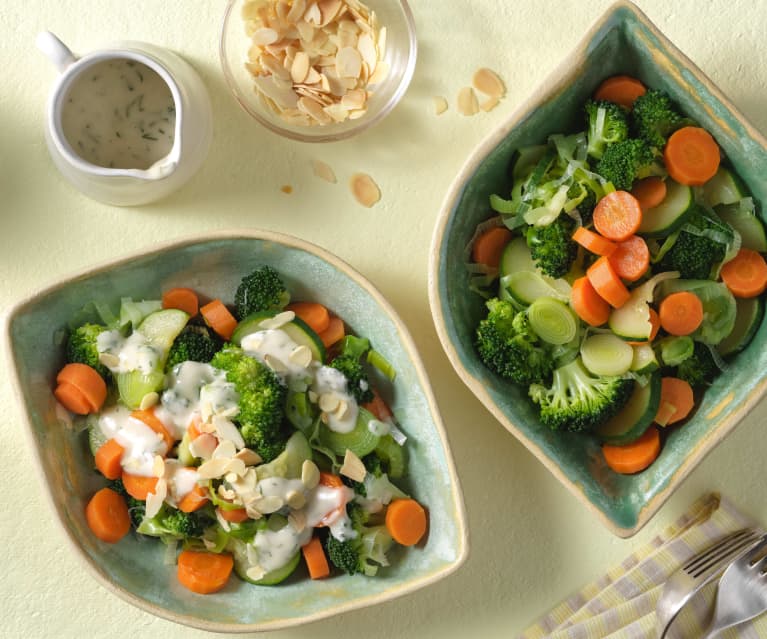 Gedämpftes Gemüse mit Mandel-Dill-Sauce