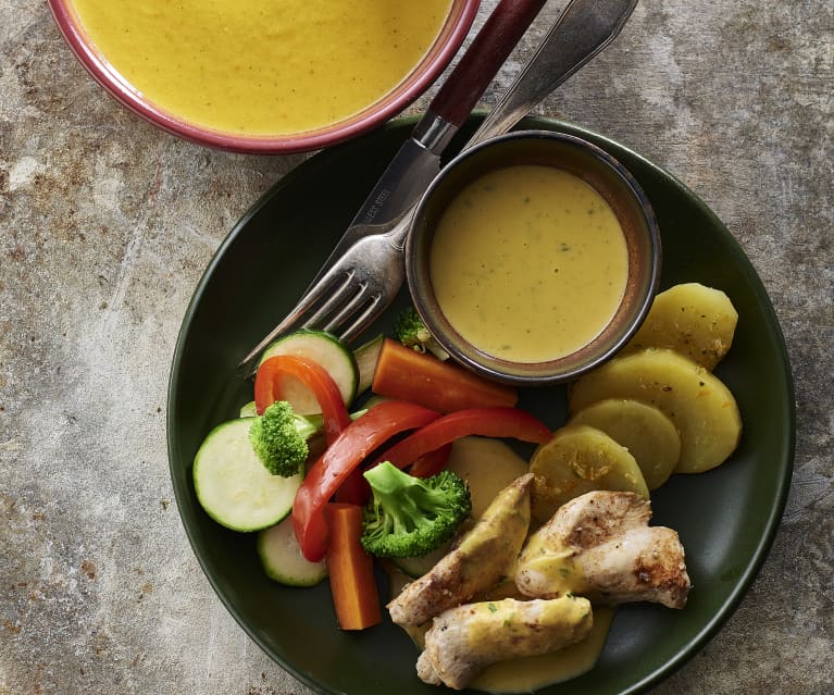 Menú con velouté de verduras, pollo con salsa de mostaza y verduras al vapor