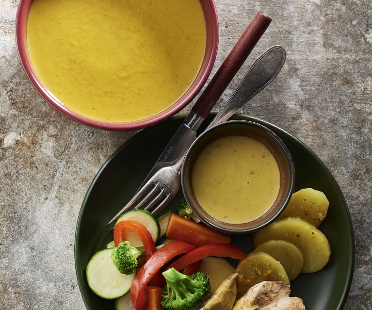 Menu avec velouté de légumes, poulet à la sauce moutarde et légumes vapeur