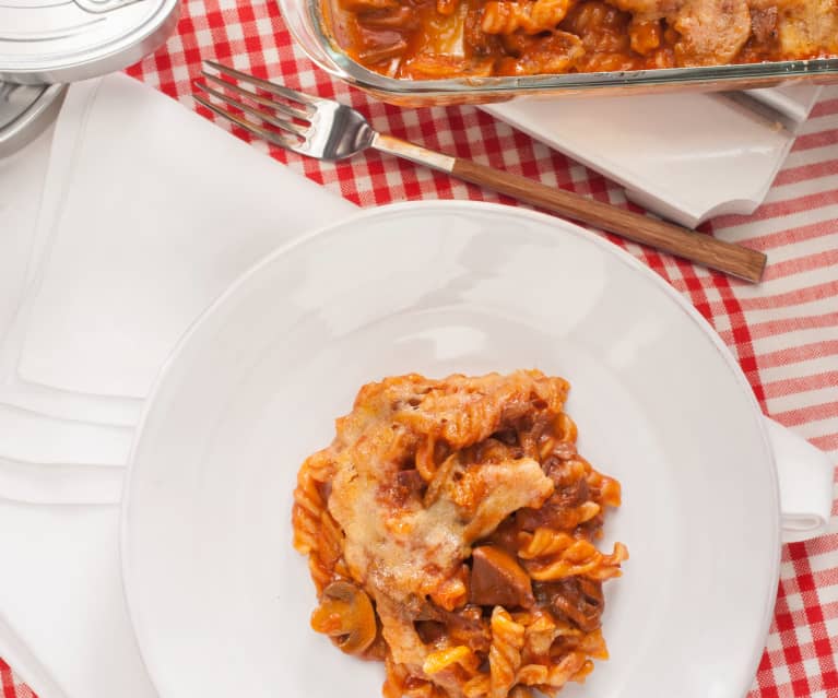 Fusilli con calamares en salsa americana y champiñones