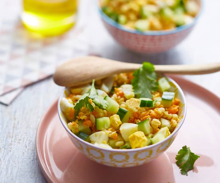 Salade de blé, concombre, œufs durs et carottes