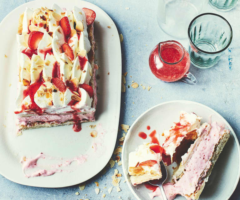 Mille-feuille fraise-amande et coulis de fraises