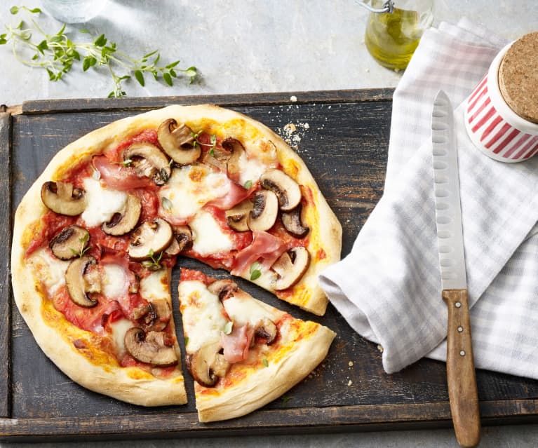 Pizza mit Schinken und Pilzen