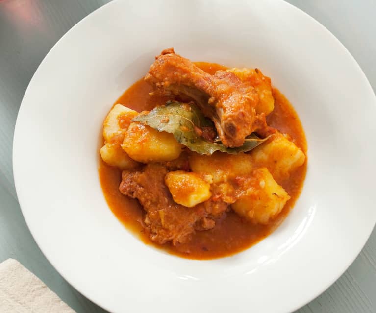 Patatas guisadas con costillas de cerdo adobadas