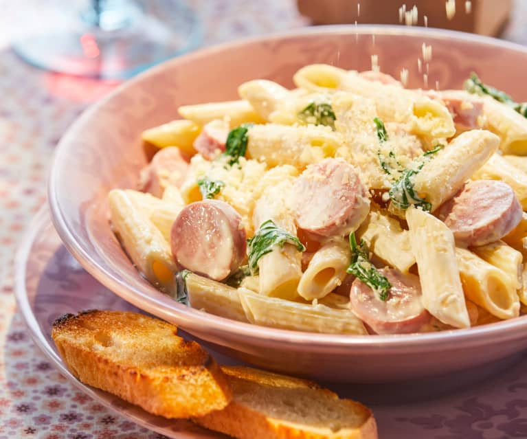 Penne con espinaca y salchicha