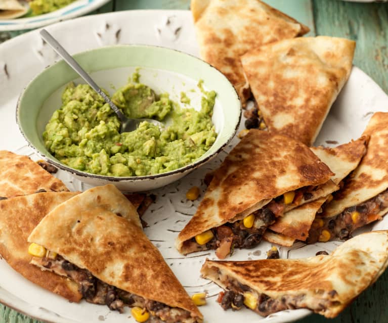 Κεσαδίγιας (quesadillas) με μαύρα φασόλια και γουακαμόλε