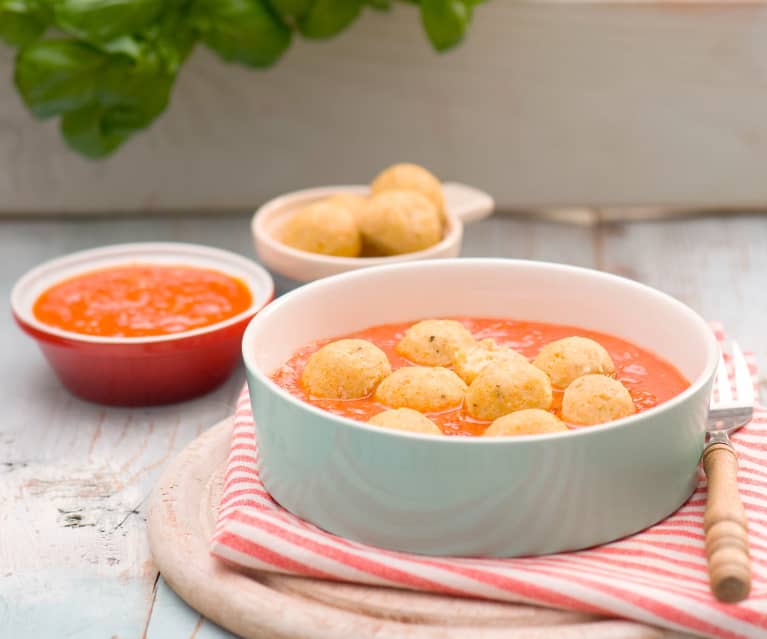 Pulpeciki z dorsza gotowane na parze z sosem pomidorowym
