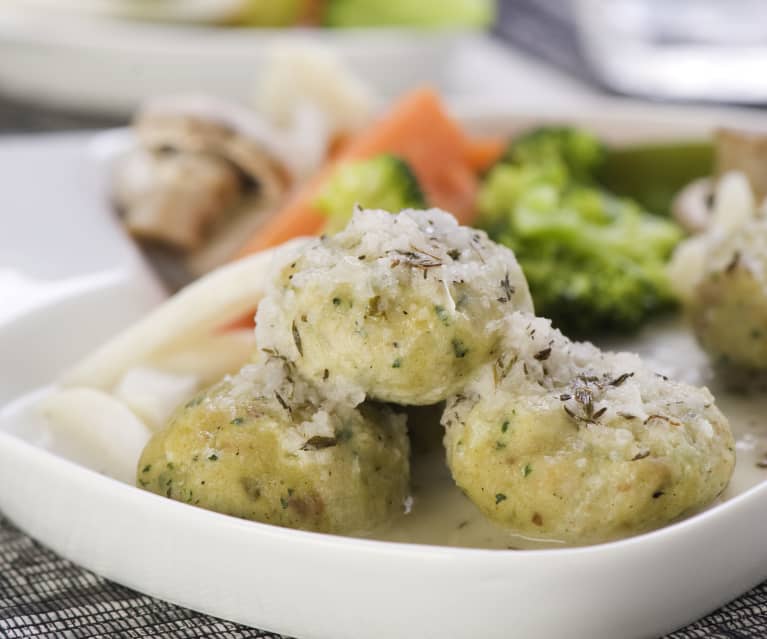 Käseknödel mit lauwarmem Gemüsesalat