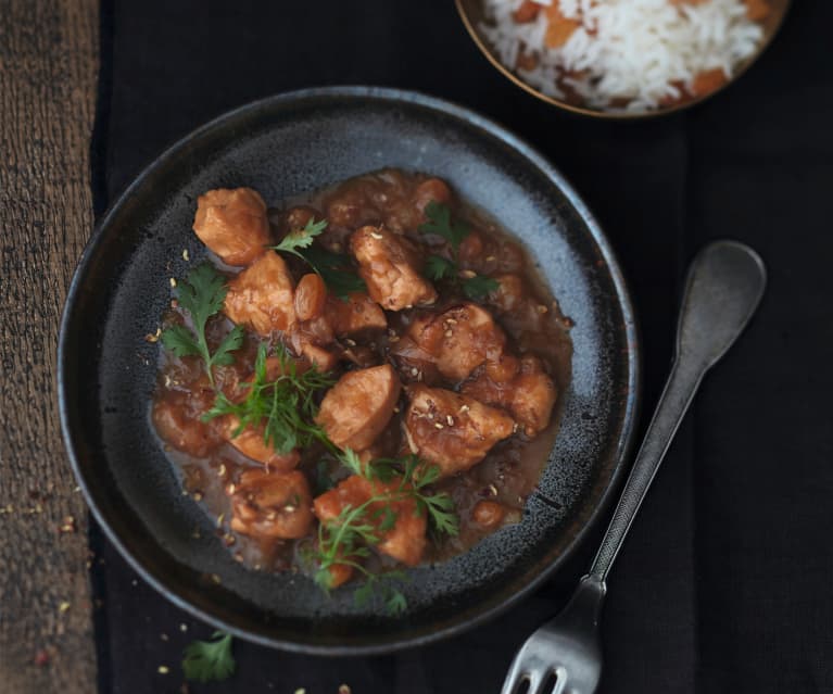 Tajine de poulet aux oignons confits, raisins secs et pistaches