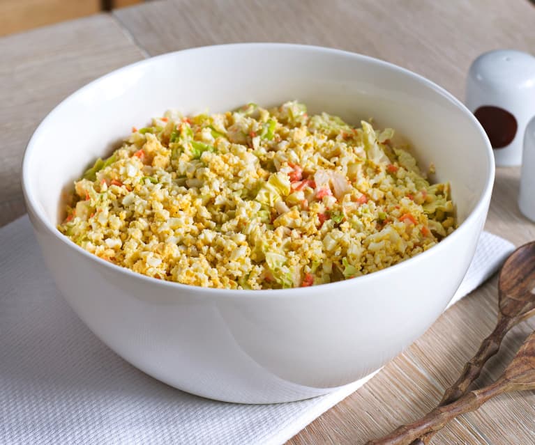 Ensalada coleslaw con huevo y lechuga