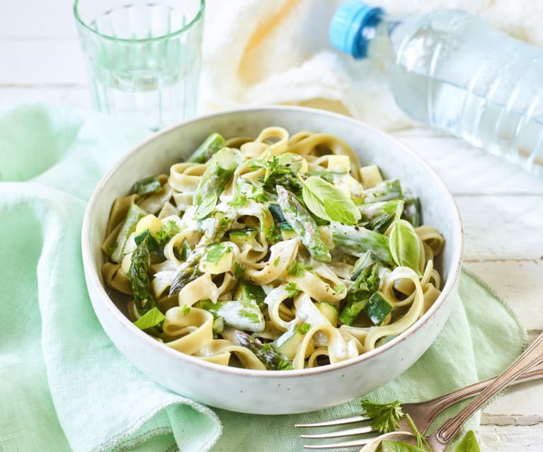 Pasta mit grünem Spargel und Zucchini